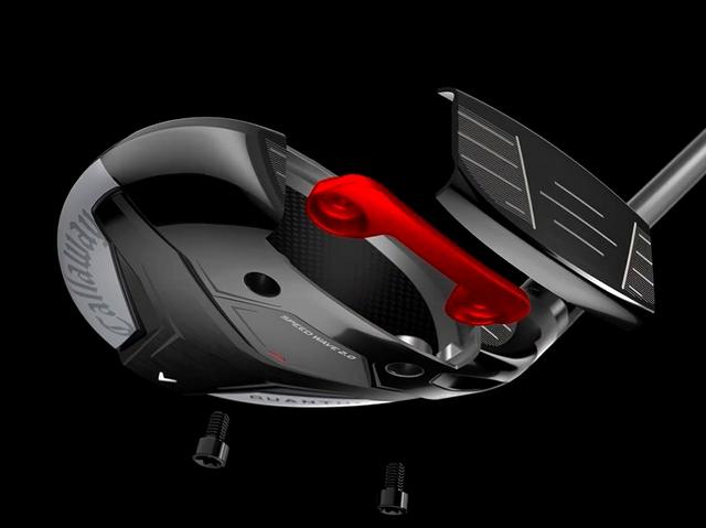 画像: 赤い部分のウェートが｢スピードウェーブ2.0」。2カ所のビス留め位置をフェースカップから遠ざけて設置。フェース下部のたわみ量が大きくなり、下寄りにボール打点がブレても安定して飛ばすことができる