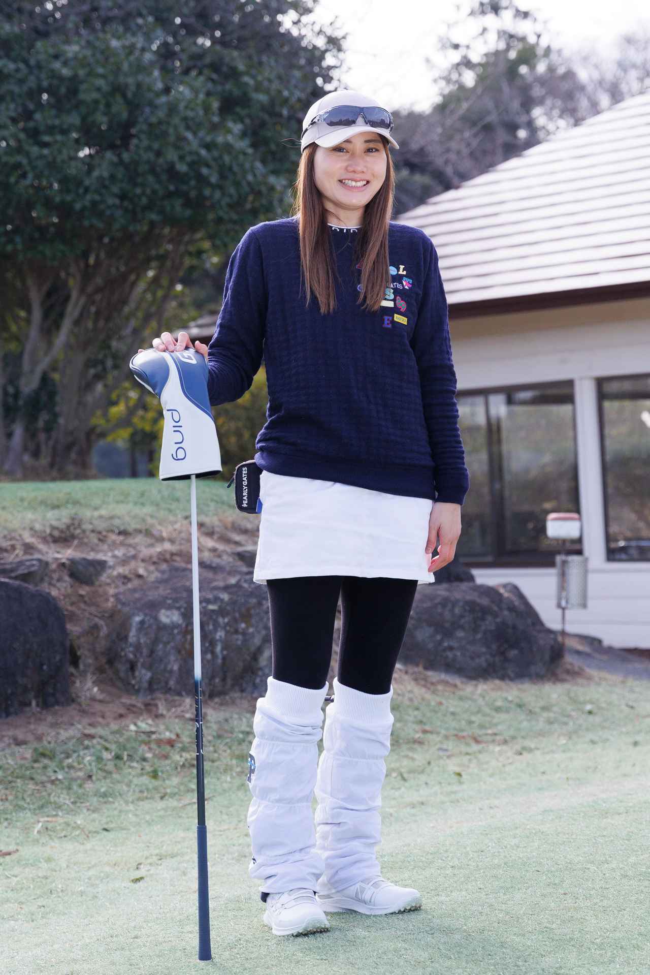 画像: 左胸の刺繍やワッペンのアートワークが楽しい紺のクルーネックセーター。サイズ感の良さはもちろん、トーンバランスや防寒性も考えた小物使いにもセンスの良さが光ります