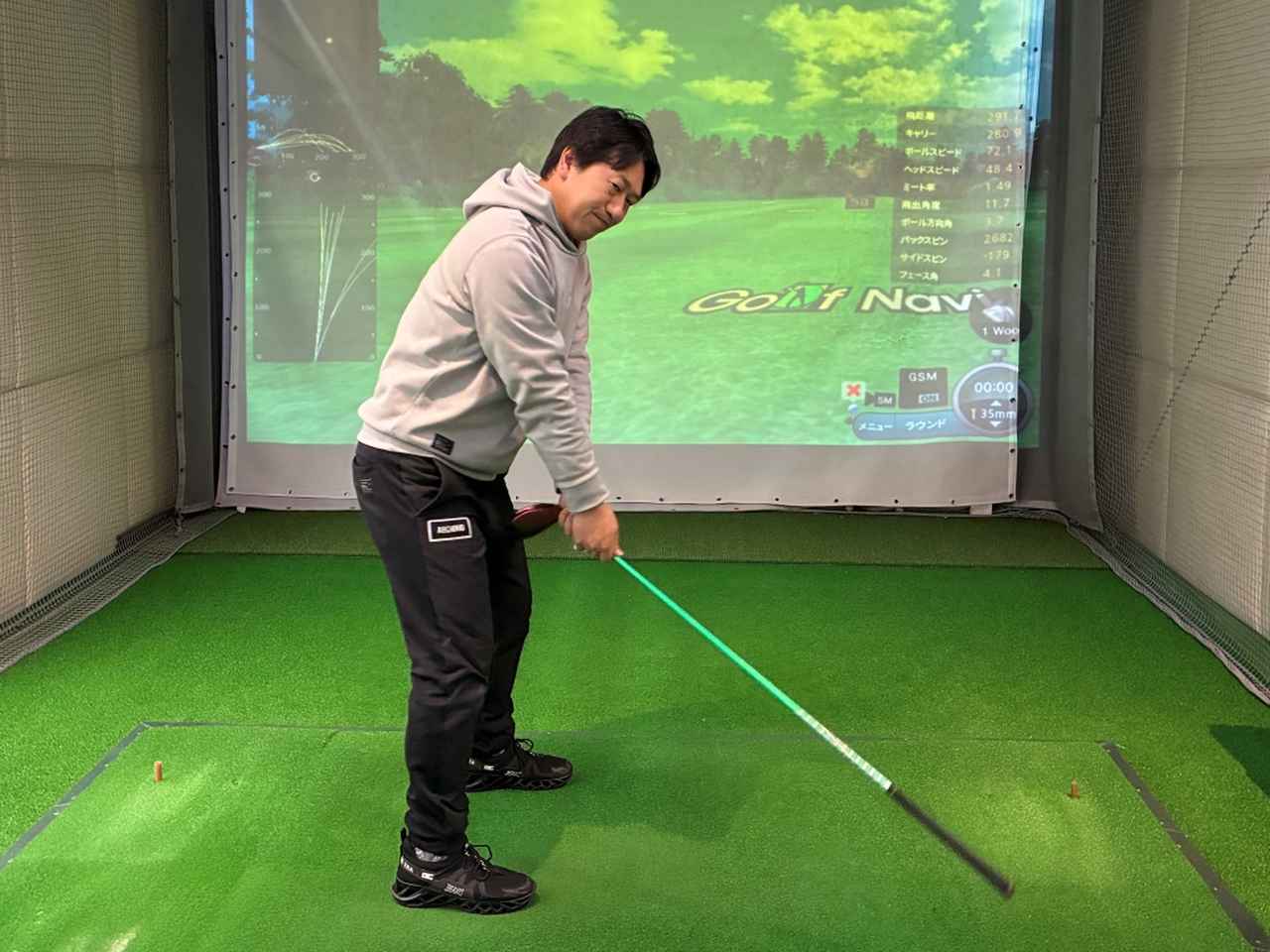 画像: 上級者であればクラブを逆さ持ちしても「グリップの重さ」を感じて「重いものと同じように」振ることができる。しかしアマチュアにとってはクラブヘッドの重さですら「感じる」のが難しいうえ、様々な問題も起きやすい