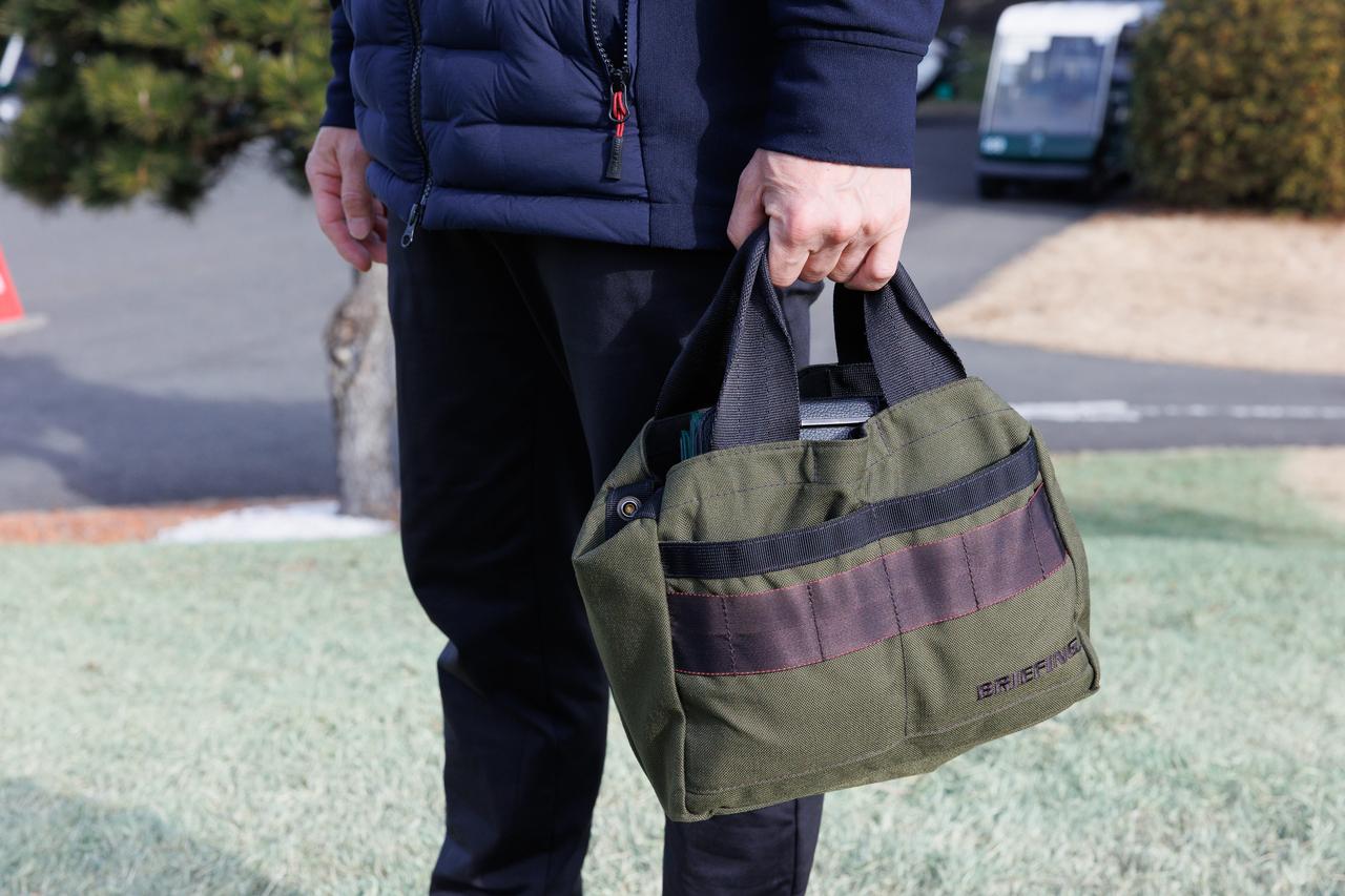 画像: オリーブグリーンのカートバッグはアクセントとしても際立つ