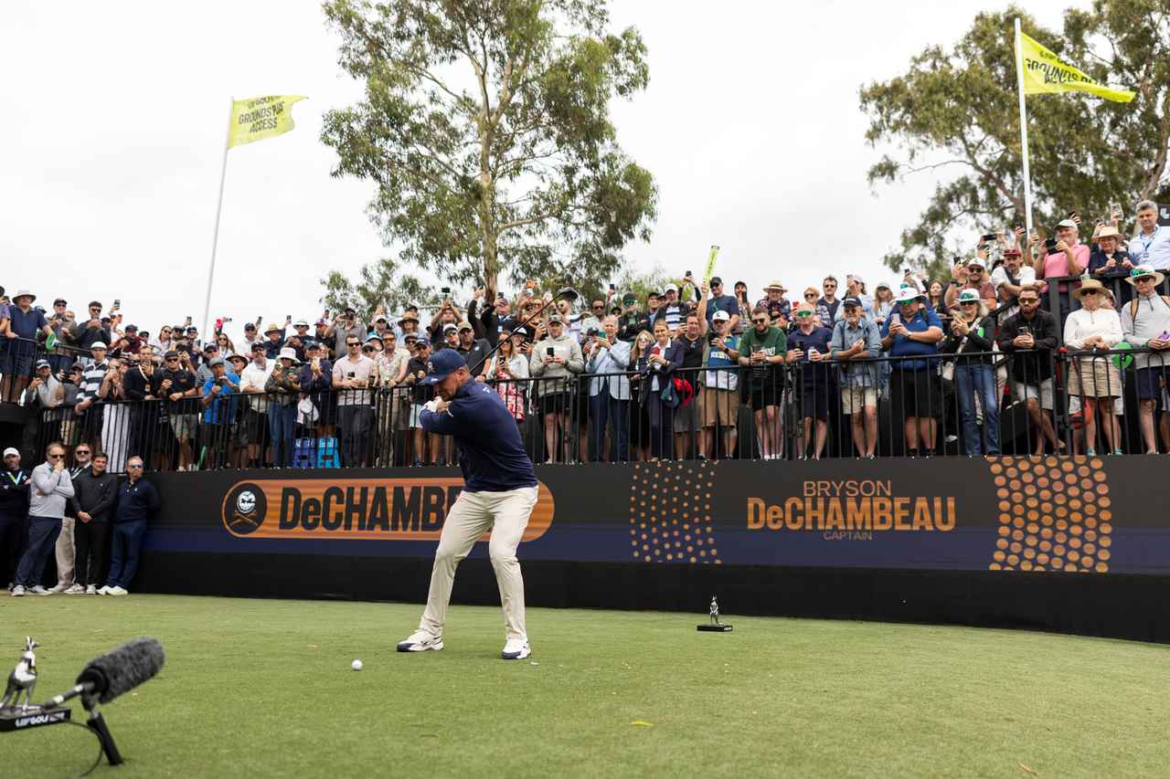 画像: キャメロン・スミス、ジョン・ラームと同組でのラウンドだったデシャンボー。多くのギャラリーが見守った （提供/LIVゴルフ）