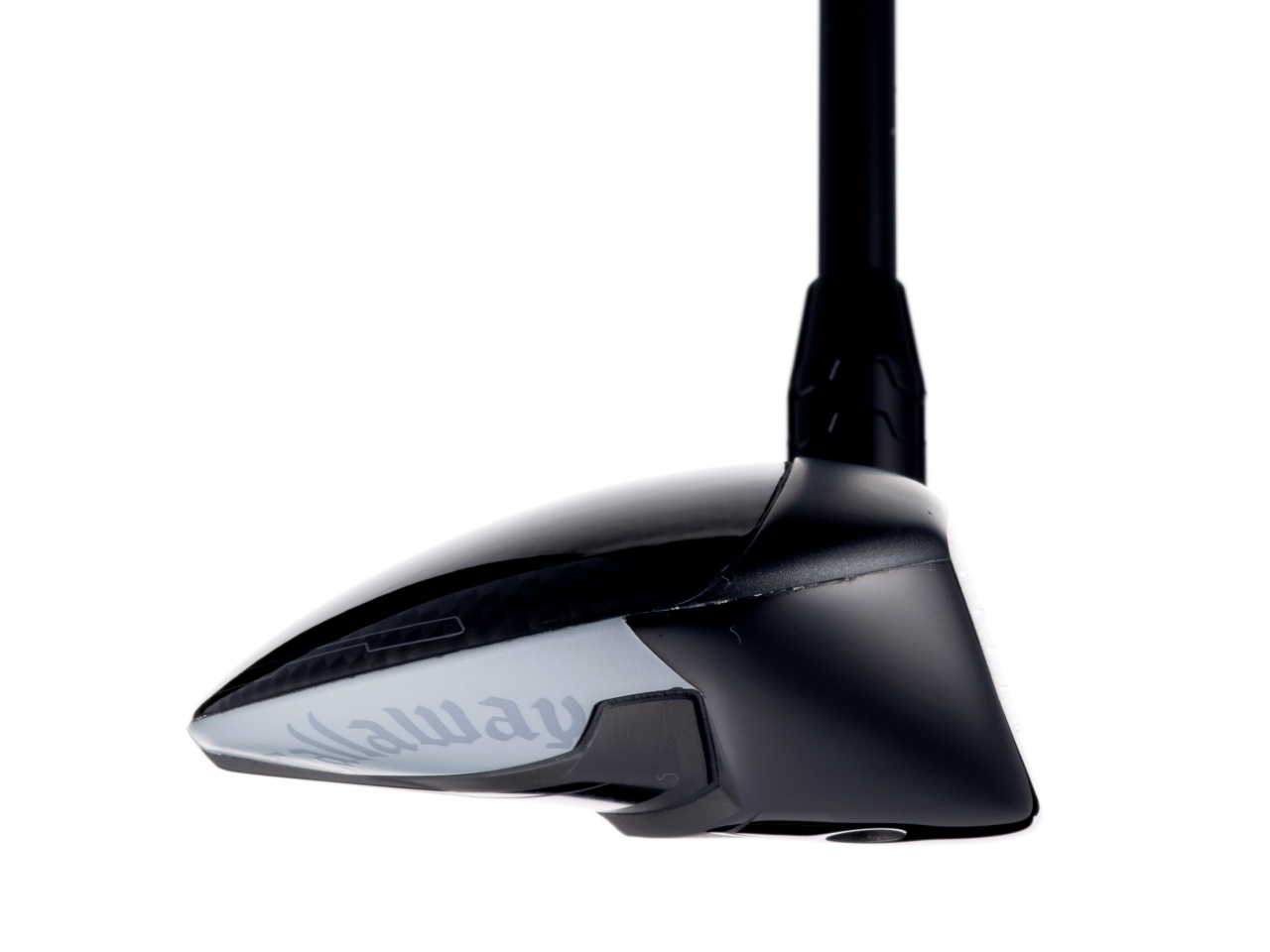 画像: 地面からの跳ね返りを抑え、抜けやすさと安定した打点位置に導く「ステップ・ソールデザイン」。ソール中央のステップ（段差）も、クアンタム FWの特徴