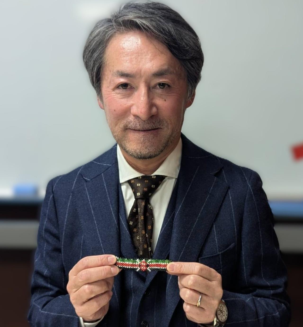 画像: ケニアチームからのプレゼントを持つ成島康之さん。HCは3をキープしてきたが「今は7から11を行ったり来たり」。ゴルフ愛とリーダーシップを発揮し大会を引っ張った。「ゴルフは今も大好きです。楽しい仕事でした」