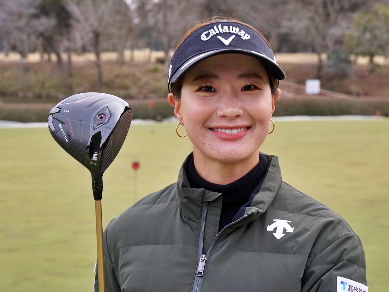 画像: 26年モデルのキャロウェイ「QUANTUM♦♦♦」を投入する青木香奈子