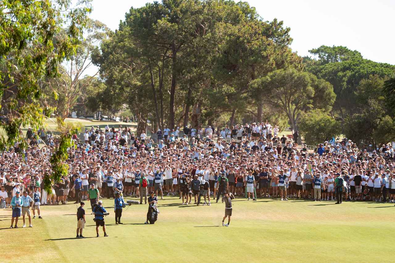 画像: フェアウェイになだれ込むギャラリーたち。アンソニーの復活劇を見守った（提供/LIVゴルフ）