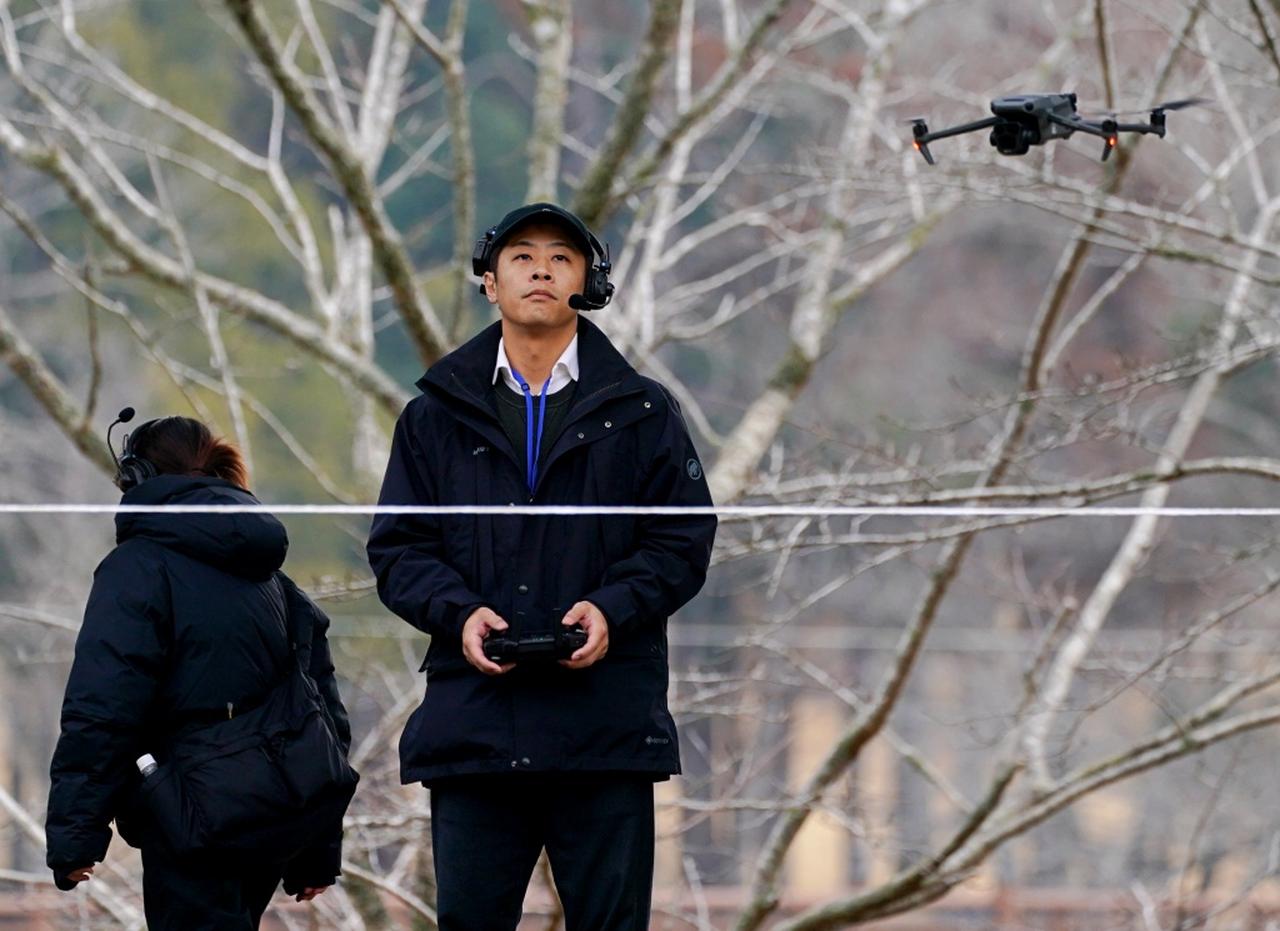 画像: ドローンを操縦する元ドローンレーサー日本代表・横田淳氏