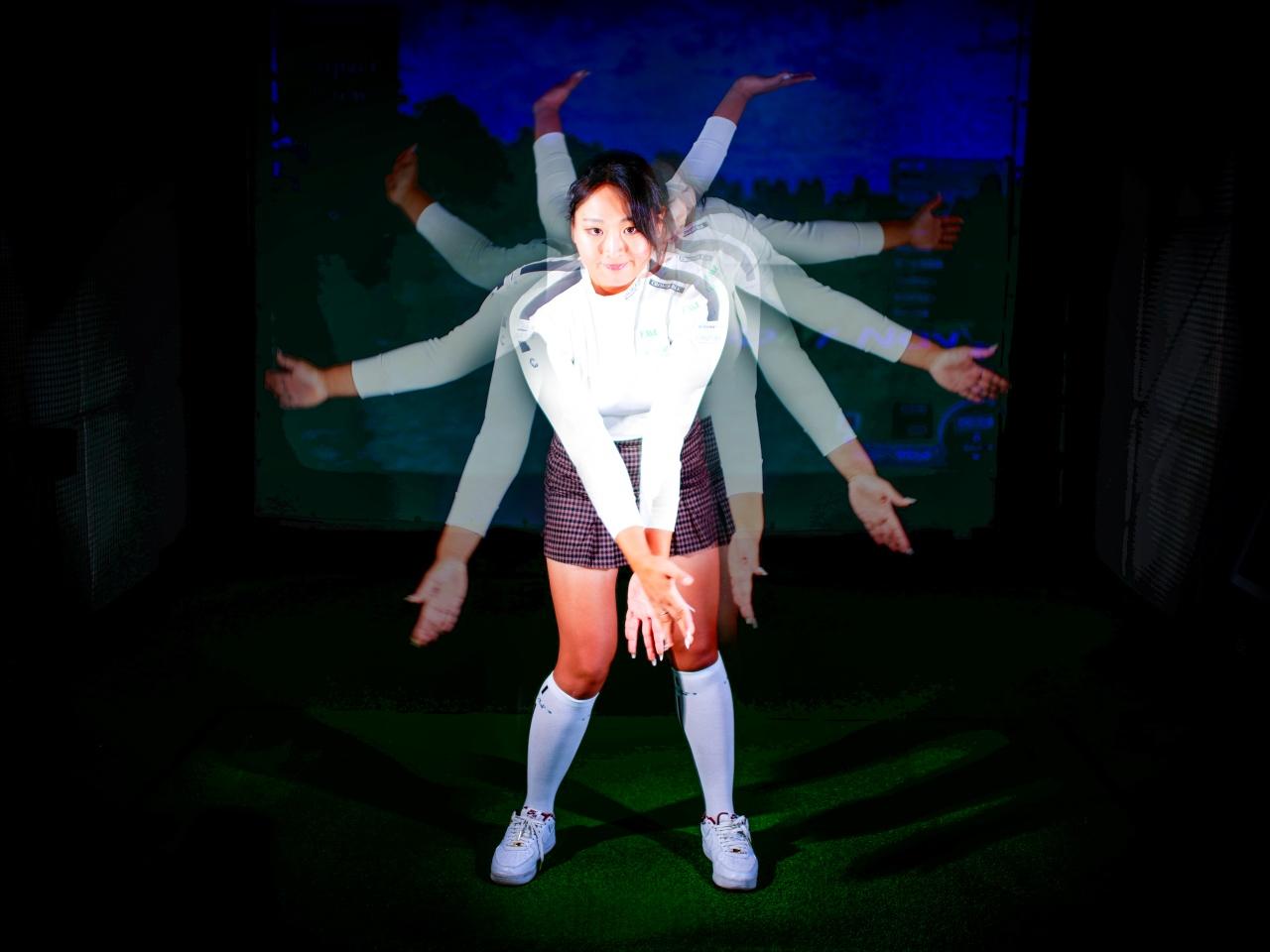 画像: 「体が開かない」インパクトを作る! 395Y飛ばす女子大生が教える、クラブ不要「左手キープ」の素振りドリル【長谷川円香のいきなり飛び出す飛距離塾 #23】 - みんなのゴルフダイジェスト