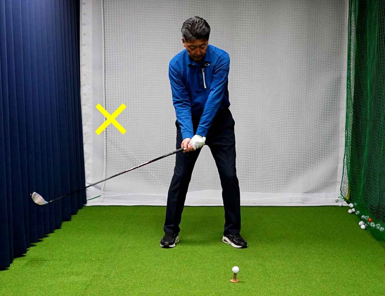 画像: 手先でクラブを上げるとフェースが開いてしまう