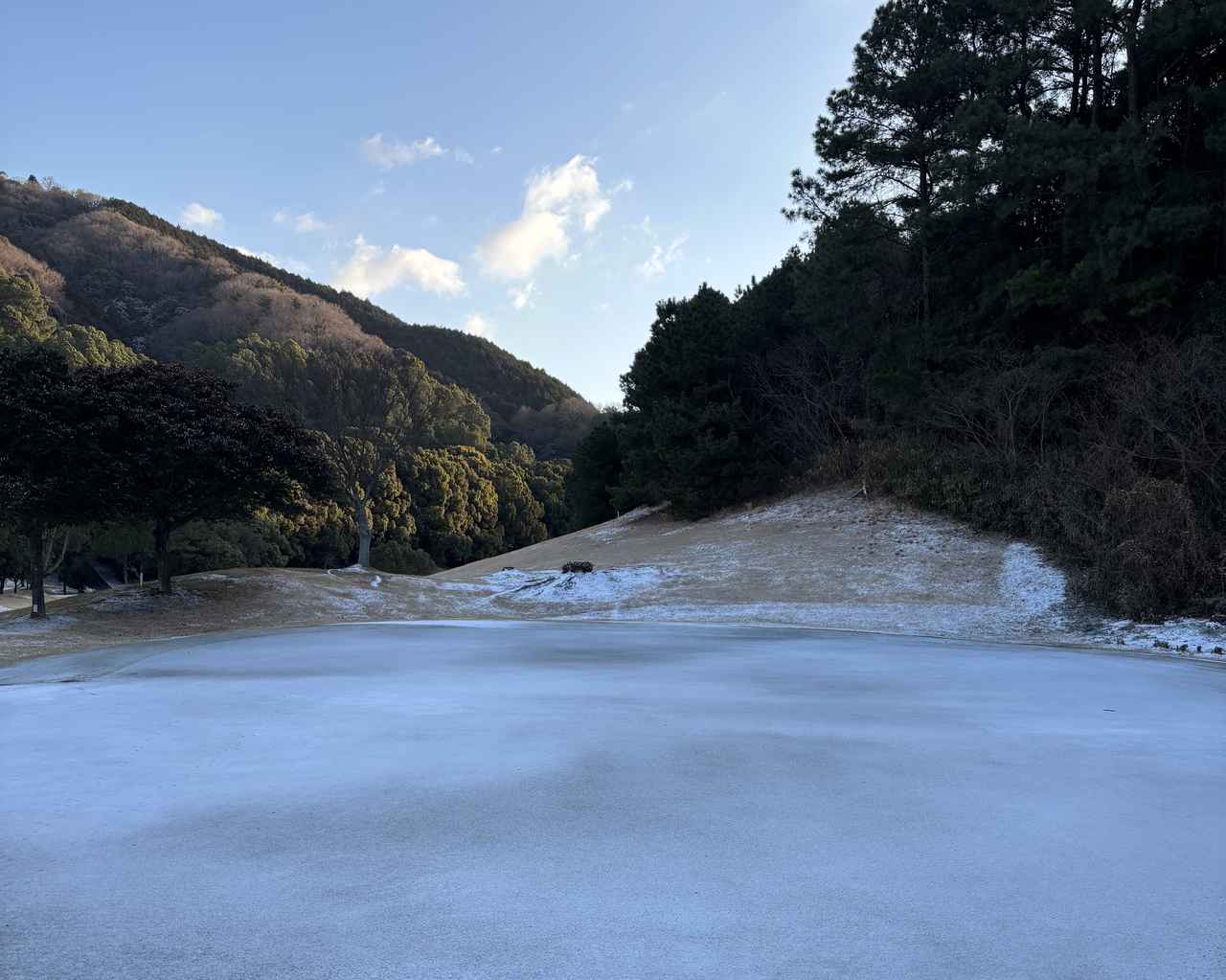 画像: チサンCC北条、朝の練習グリーンがまだ雪が残っていました