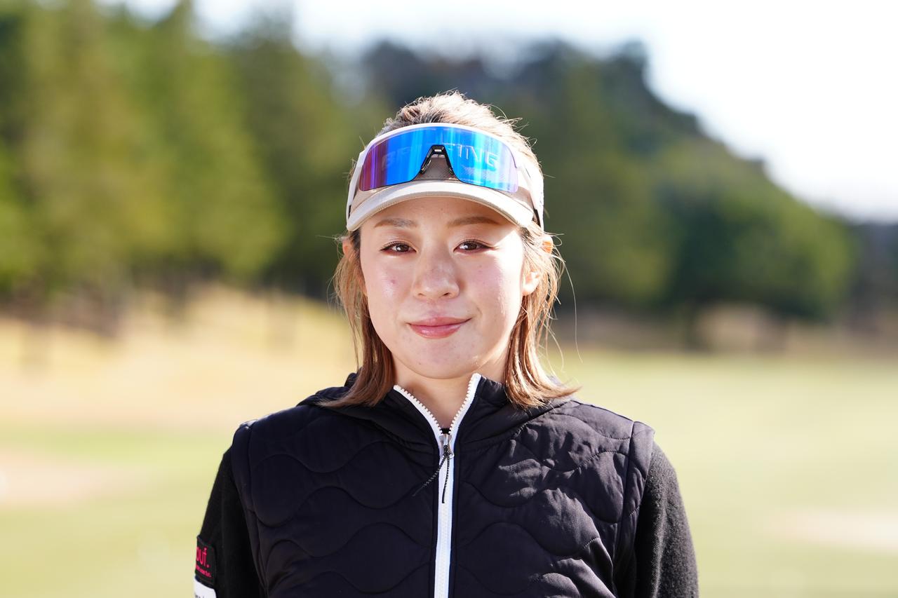 画像1: 8度目でプロ合格。渋野世代・鳴川愛里の「左へ踏み込む」250Y。ドロー習得で掴んだツアーへの切符【新人女子プロのスウィング#13】