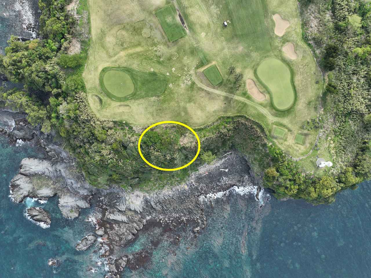 画像: 写真右側が11番グリーン。黄色枠内に砲台があるとされている