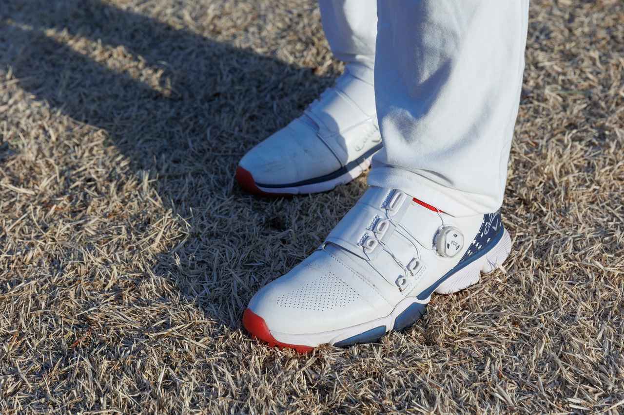 画像: レッドを効かせたトリコロールカラーのシューズもアクセント