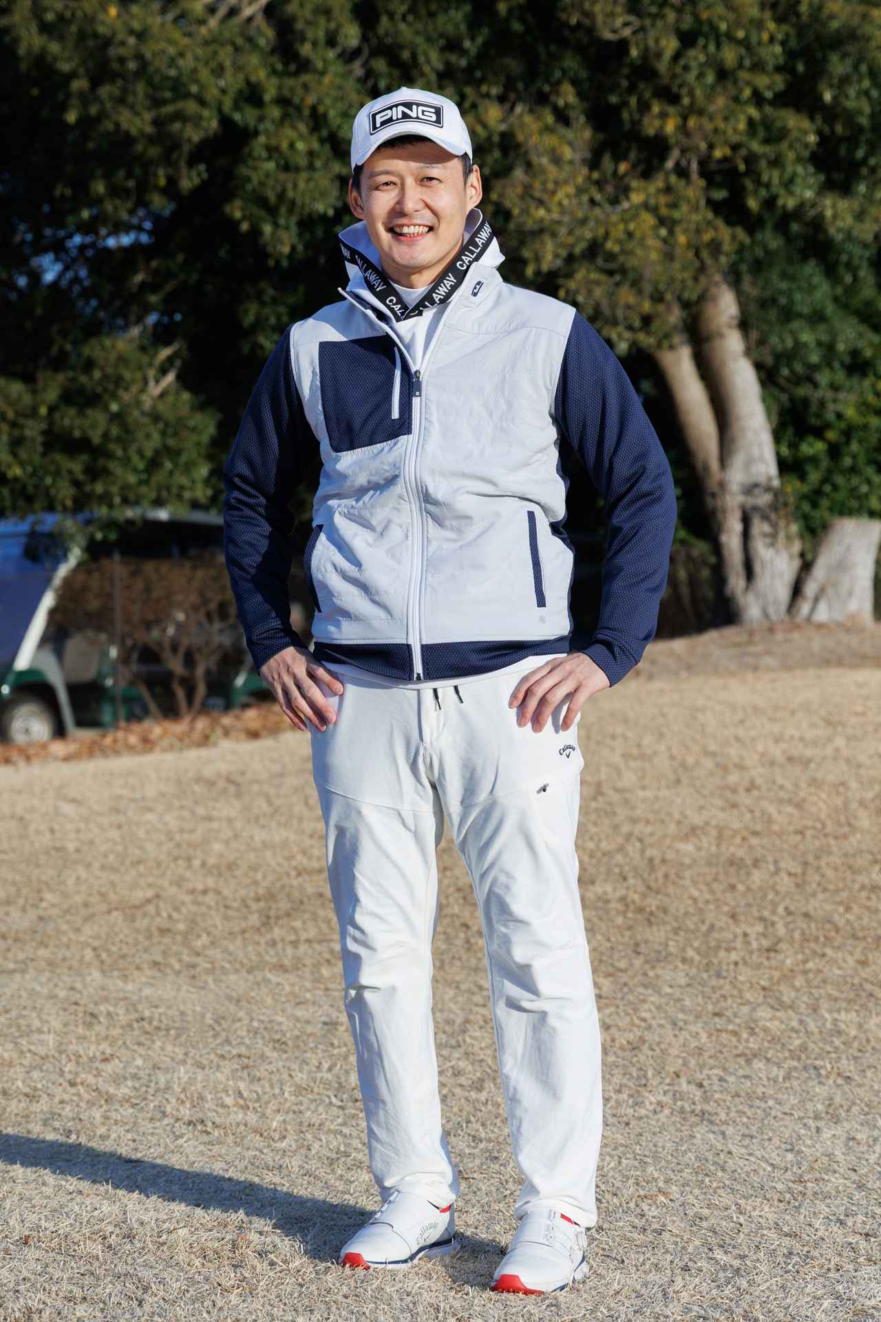 画像: 重ね着しても軽やかに見せてくれるホワイト、グレー、ネイビーの3色使いによるトップス。白のパンツをセレクトすることでさらに抜け感が加わり、こなれた雰囲気も醸し出せます