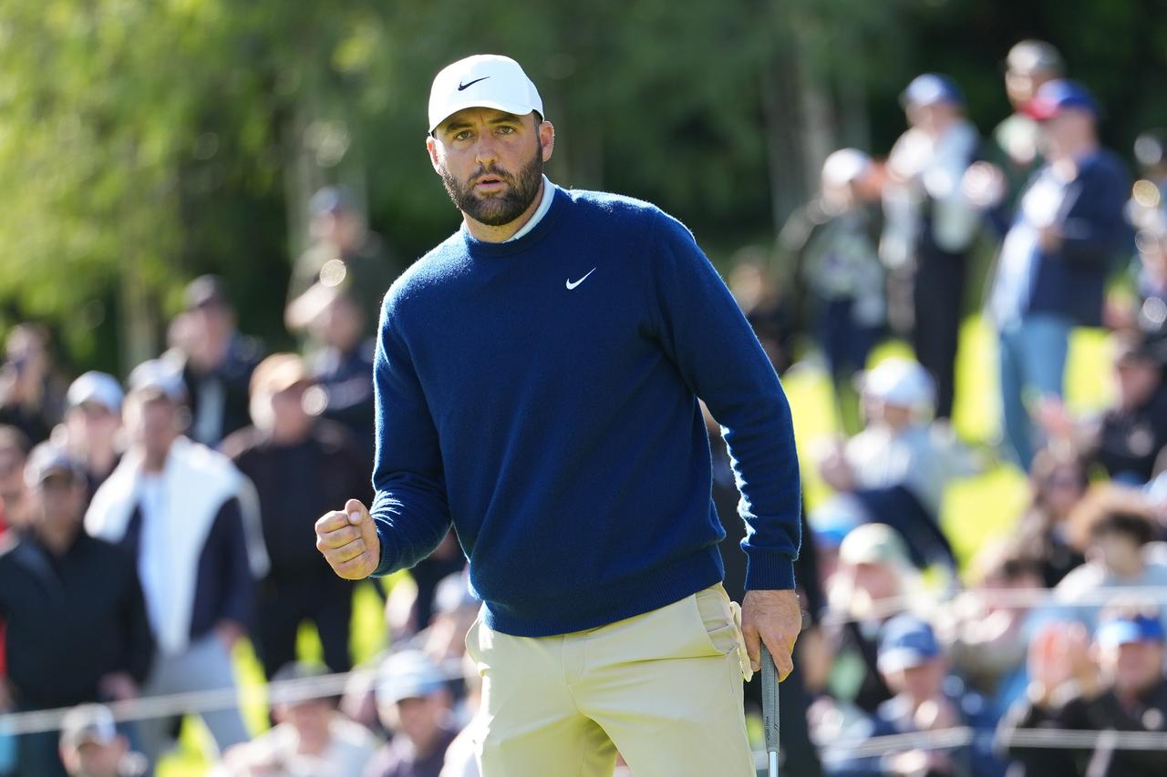 画像: 2日目の最終18番をパーで切り抜けガッツポーズを見せるシェフラー（PHOTO/Getty Images）