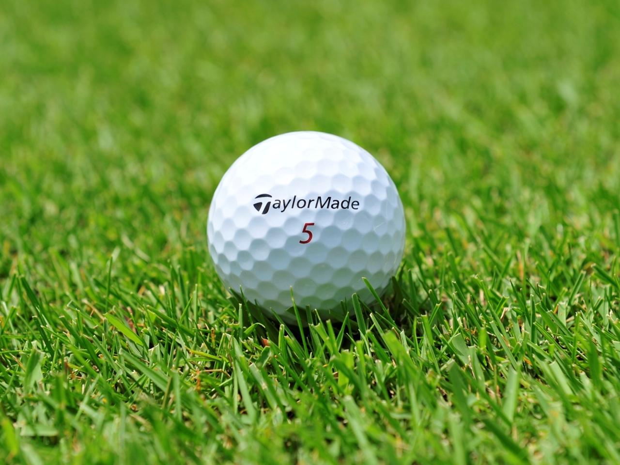 画像: 天然芝は、芝の上にボールが乗り地面との間にスペースができ、また地面も削れる。なので打点の許容範囲では人工マットよりも寛容だ