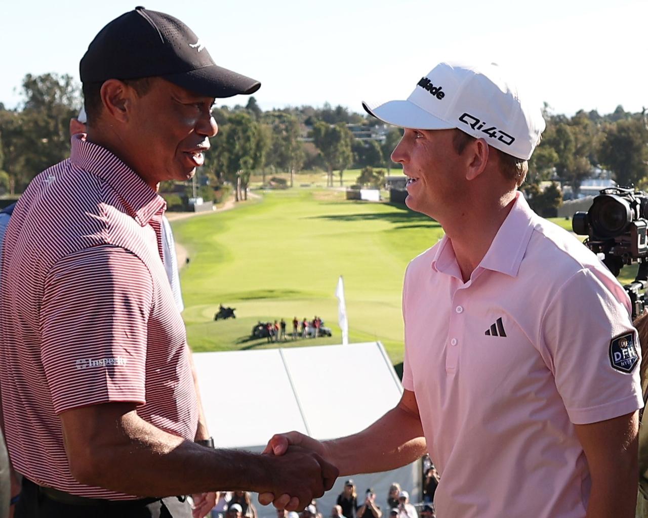 画像: タイガーの出迎えに笑顔で応えるジェイコブ・ブリッジマン（PHOTO/Getty Images）