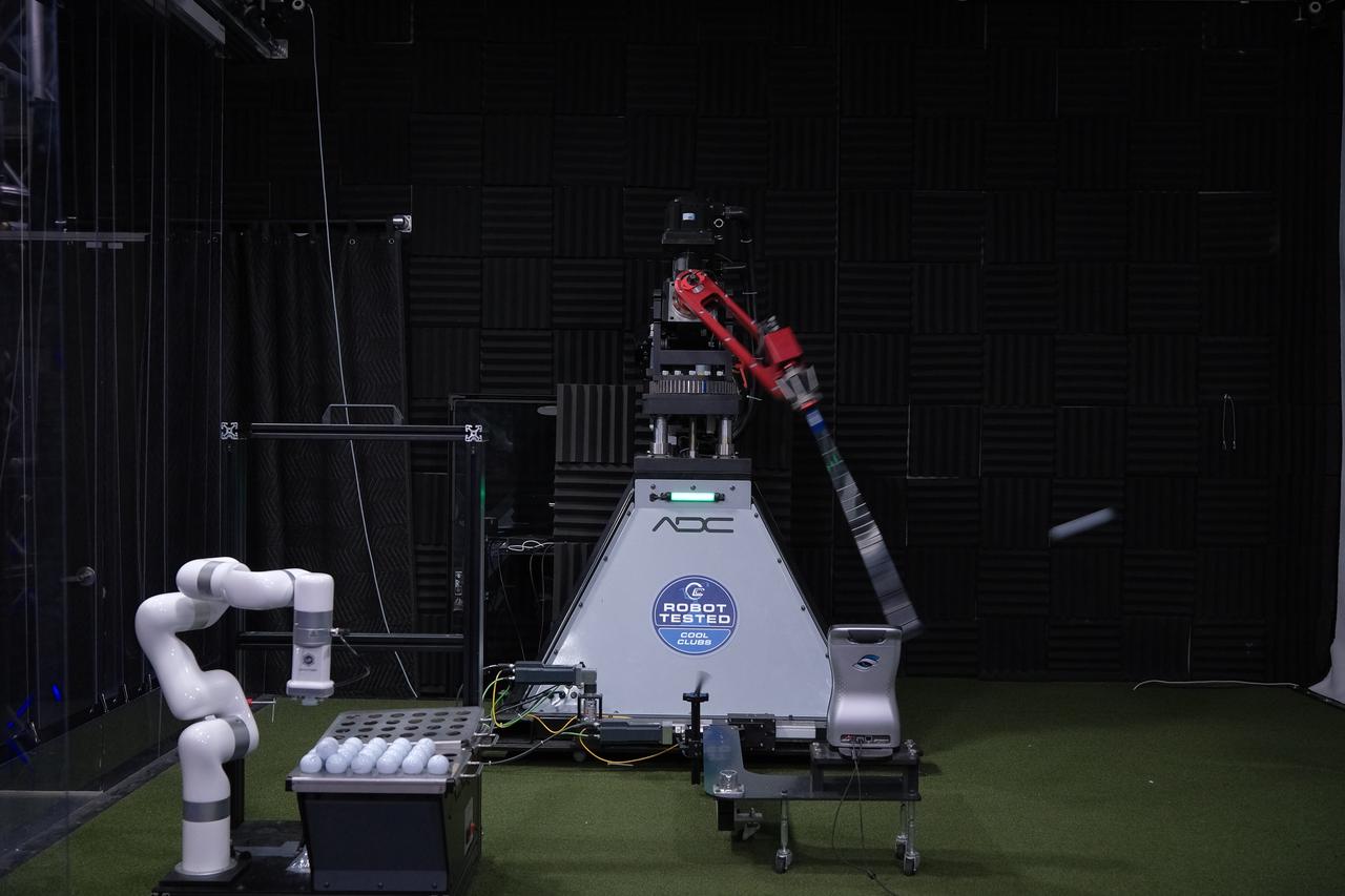 画像: 社内では日々ロボットによるテストが行われ、膨大なデータが蓄積されていく