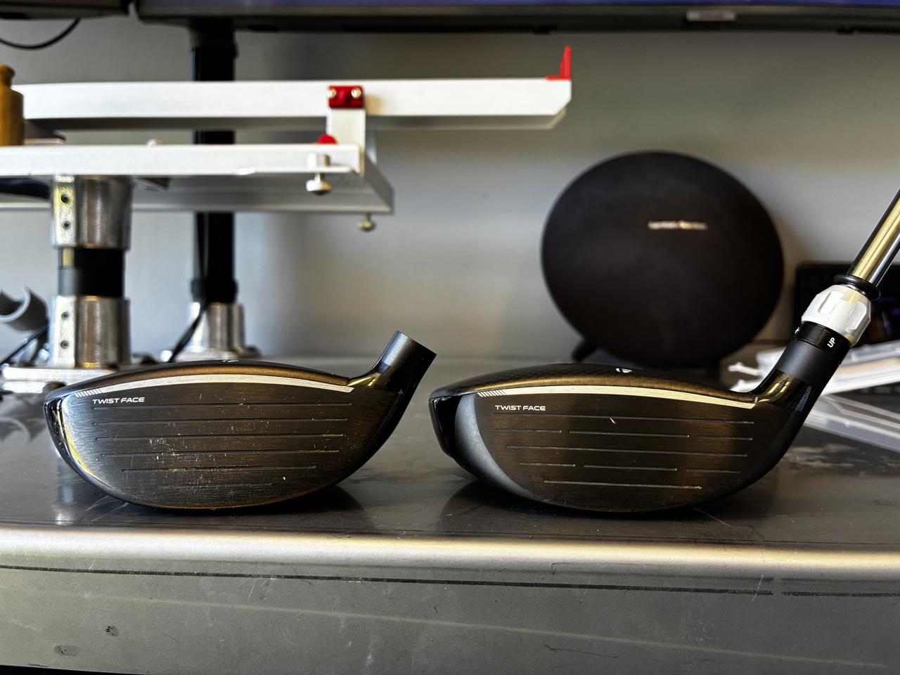 画像: Qi4D TOUR（左）に比べ、Qi4Dはシャローフェースでボールを拾いやすい