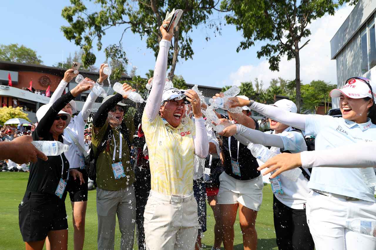 画像: ウォーターシャワーで祝福されるジーノ・ティティクル(PHOTO/Getty Images)