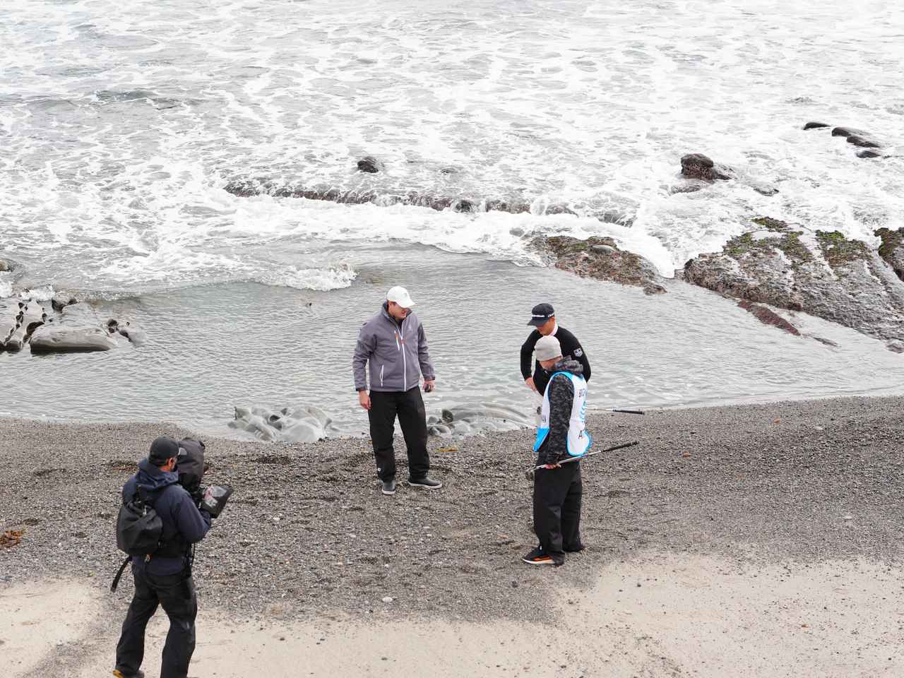 画像: 先週の「AT＆Tぺブルビーチプロアマ」では最終日、松山英樹と同組だったジェイコブ・ブリッジマン（黒い帽子）。最終18番でビーチに打ち込んだ選手といえばわかるファンも多いだろう（撮影/岩本芳弘）