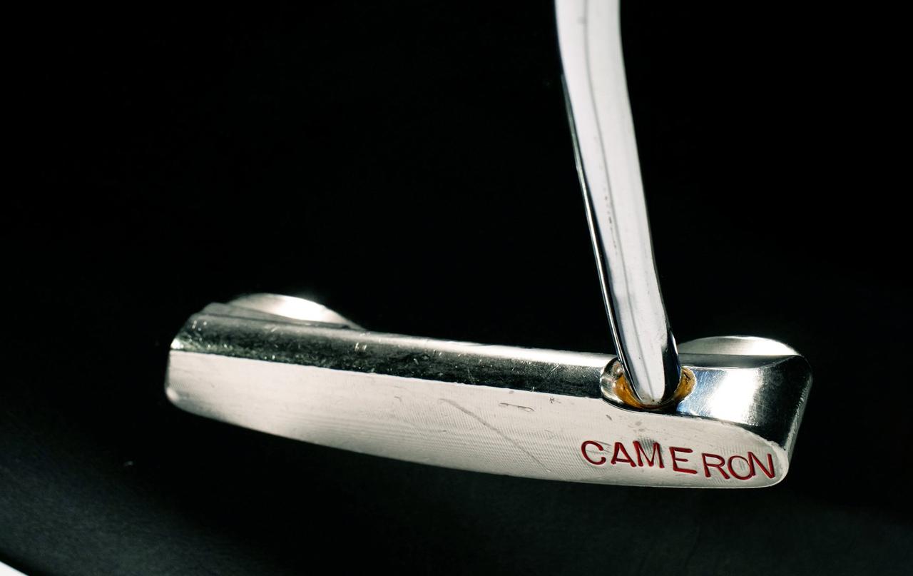 画像: フェースに刻まれたCAMERONの書体が、現在使われているものより太く大きいのも興味深い