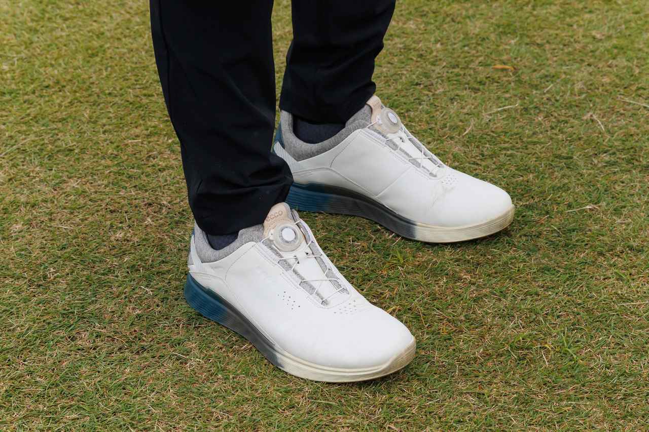 画像: 抜け感をプラスするホワイトのスパイクレスタイプ