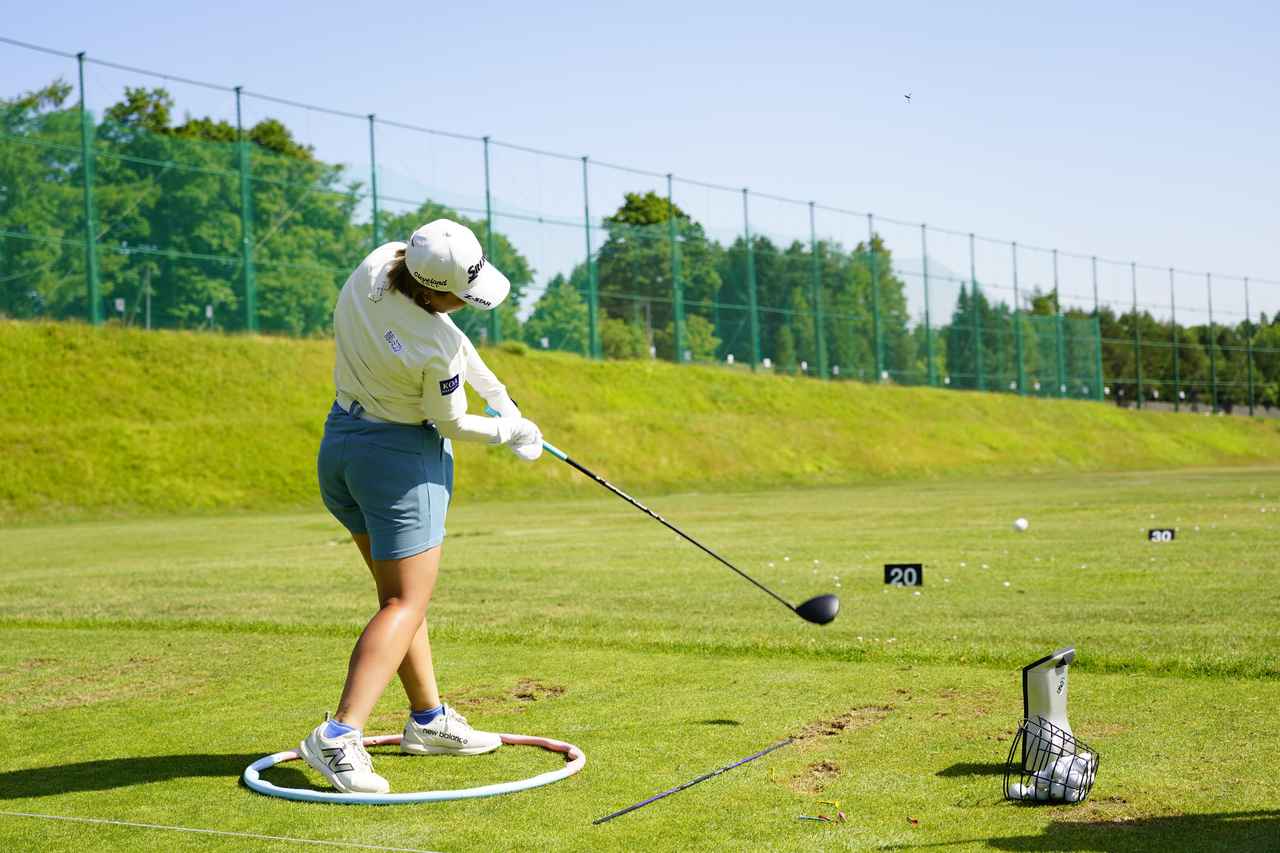 画像: フラフープの中でスウィングする女子プロを発見！ どんな効果があるの？ 「ミネベアミツミ レディス 北海道新聞カップ」練習日をプロがレポート - みんなのゴルフダイジェスト