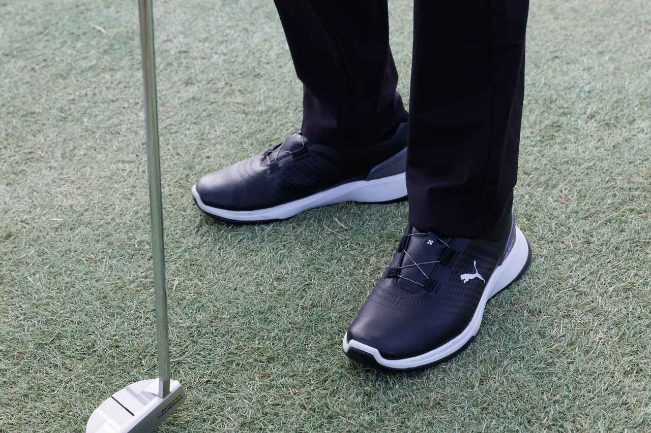 画像: シューズもウェアとの流れを汲んだバイカラー仕様