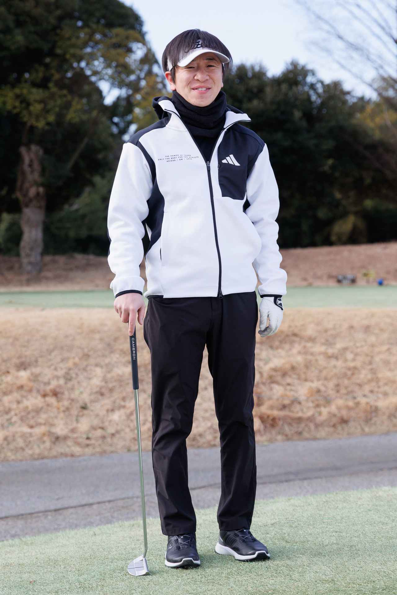 画像: ややゆとりを持たせた今っぽいシルエットのホワイトジャケットが主役。他のブラックアイテムの割合を増やすことで、落ち着きのある精悍なモノトーンスタイルが完成します