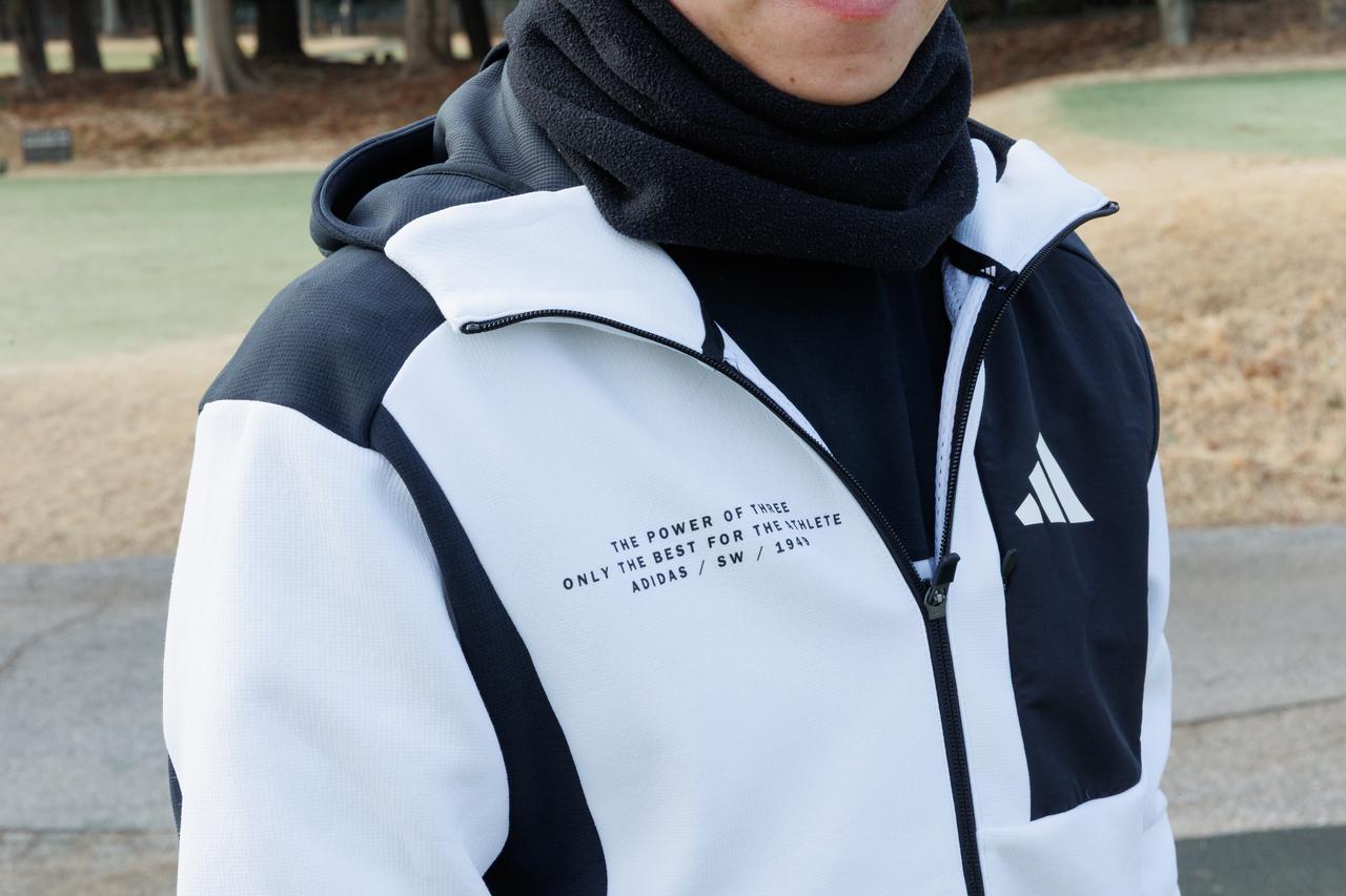 画像: 首元部分には保温性の高いフリース素材のネックウォーマー