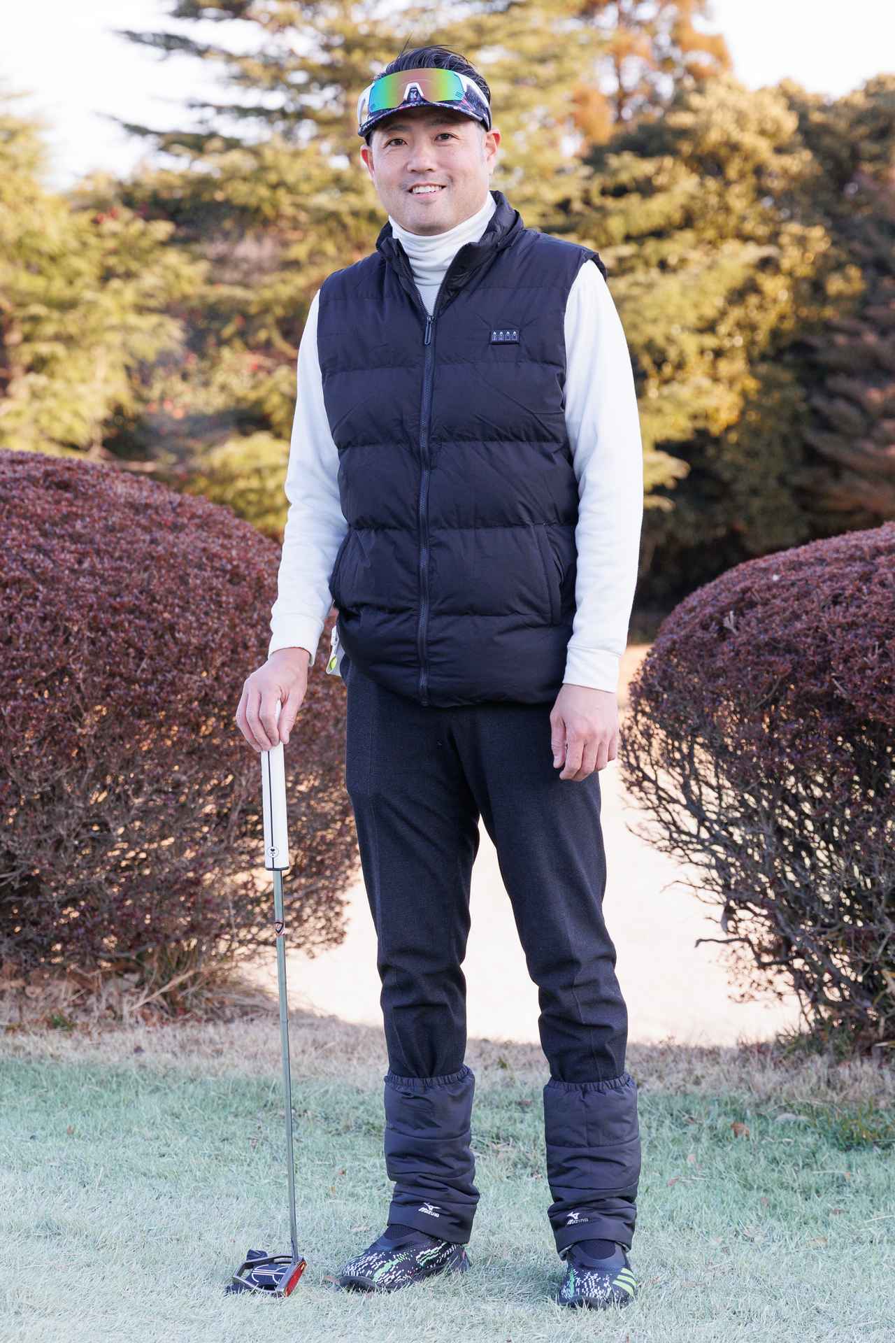 画像: 中綿ベスト＆パンツとレッグウォーマーをブラックにして縦のラインをスマートにアレンジ。モックネックシャツはホワイトにすることで軽やかさとメリハリ感が加わります