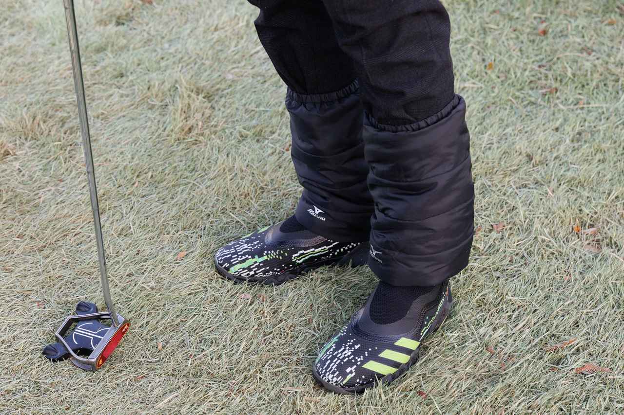 画像: アートワークが個性的なブラックシューズなら統一感あり