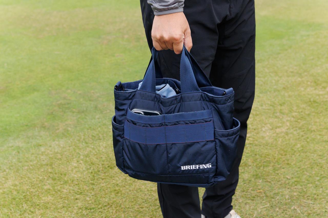 画像: シンプルな紺カートバッグは〈ブリーフィング ゴルフ〉のもの