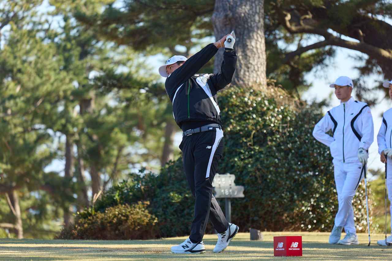 画像: プロが代打! やっぱり男子プロのショットは迫力が違いました(© New Balance Golf)