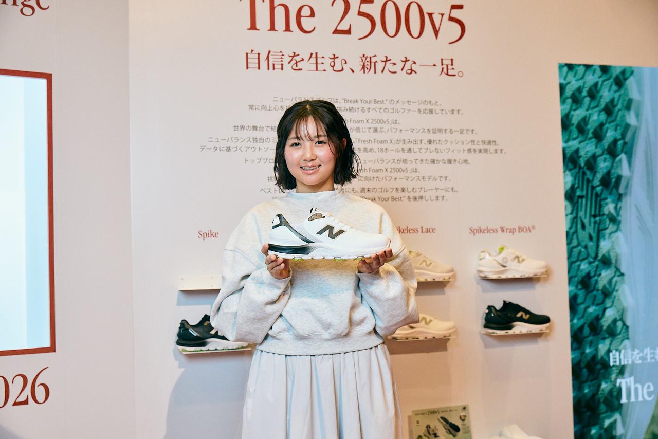 画像: 新しい「2500v5」を手にする、昨年のプロテストでトップ合格を果たした伊藤愛華プロ(© New Balance Golf)