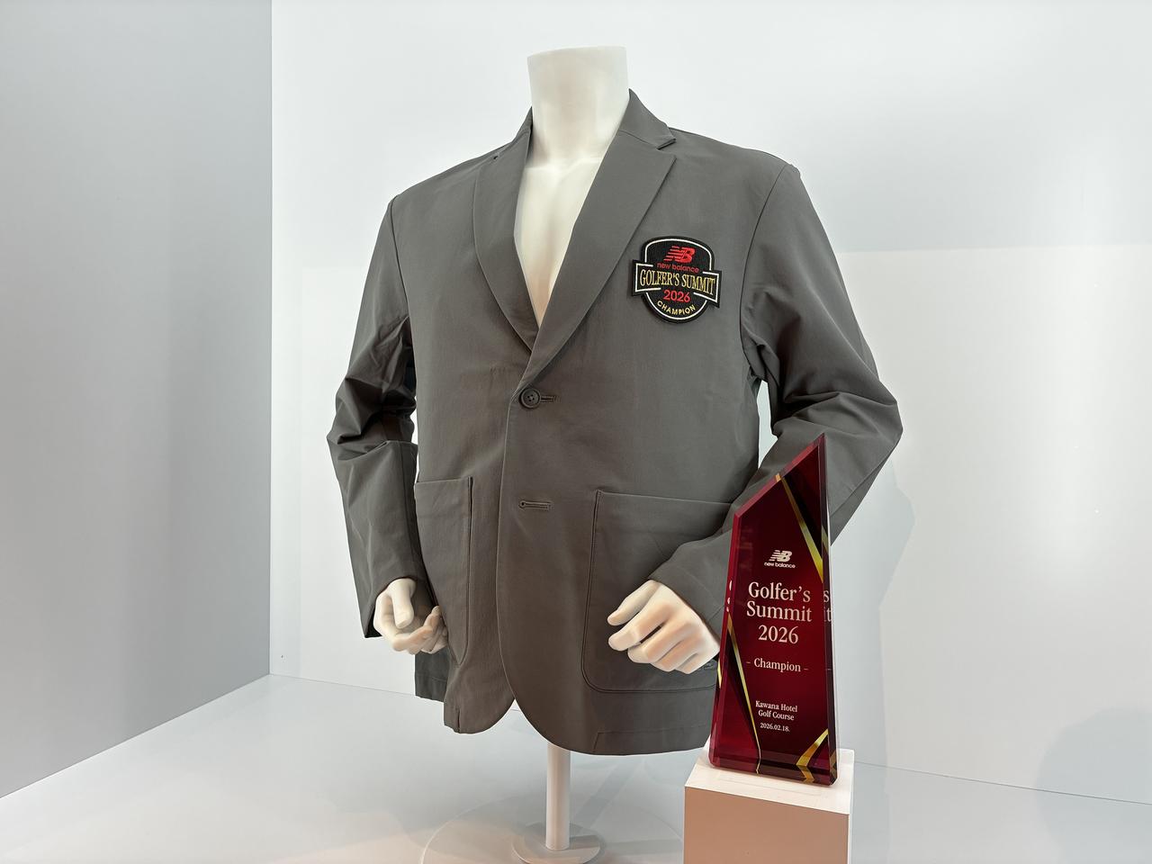 画像: New Balance「Golfer's Summit 2026」のチャンピオンブレザーとトロフィ