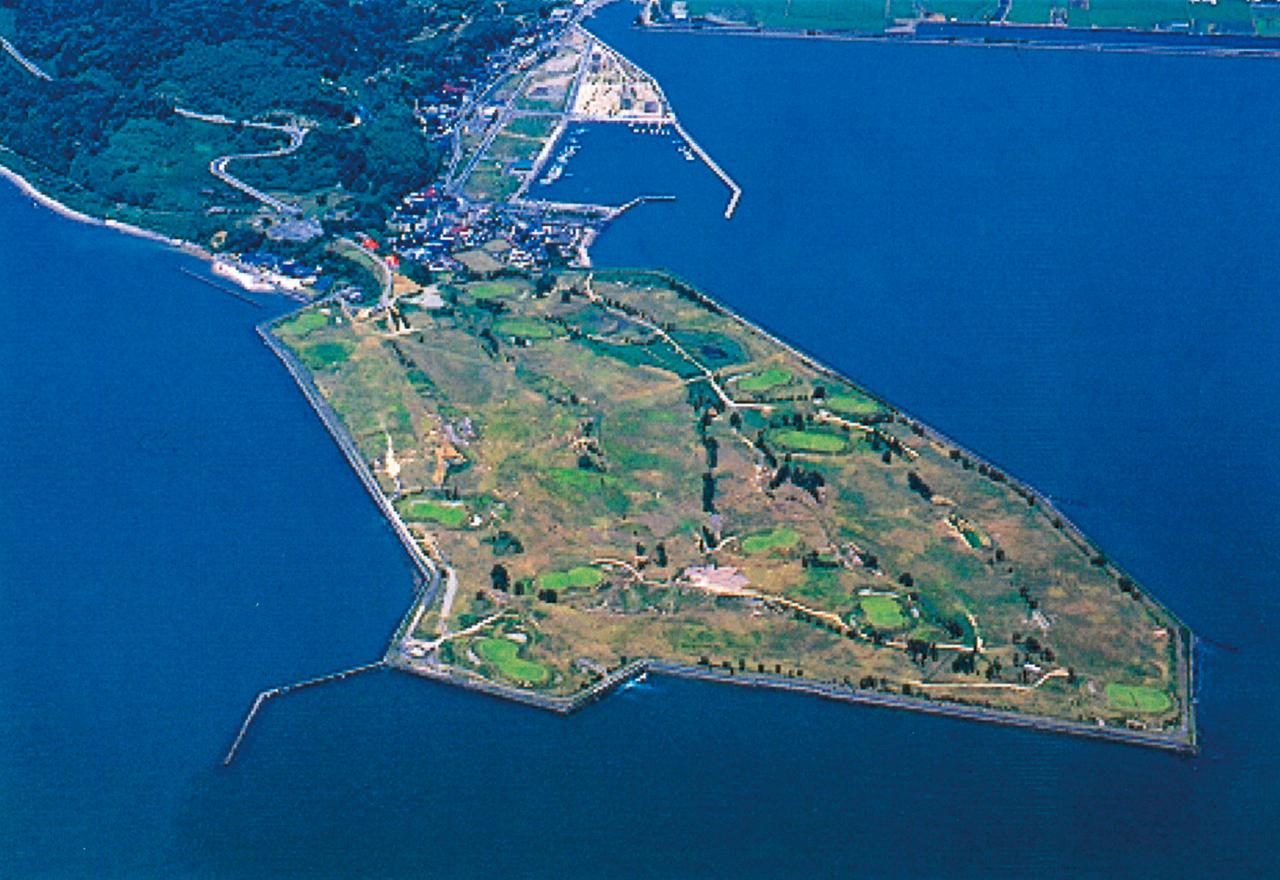 画像: 海に囲まれた若山GC梶コース