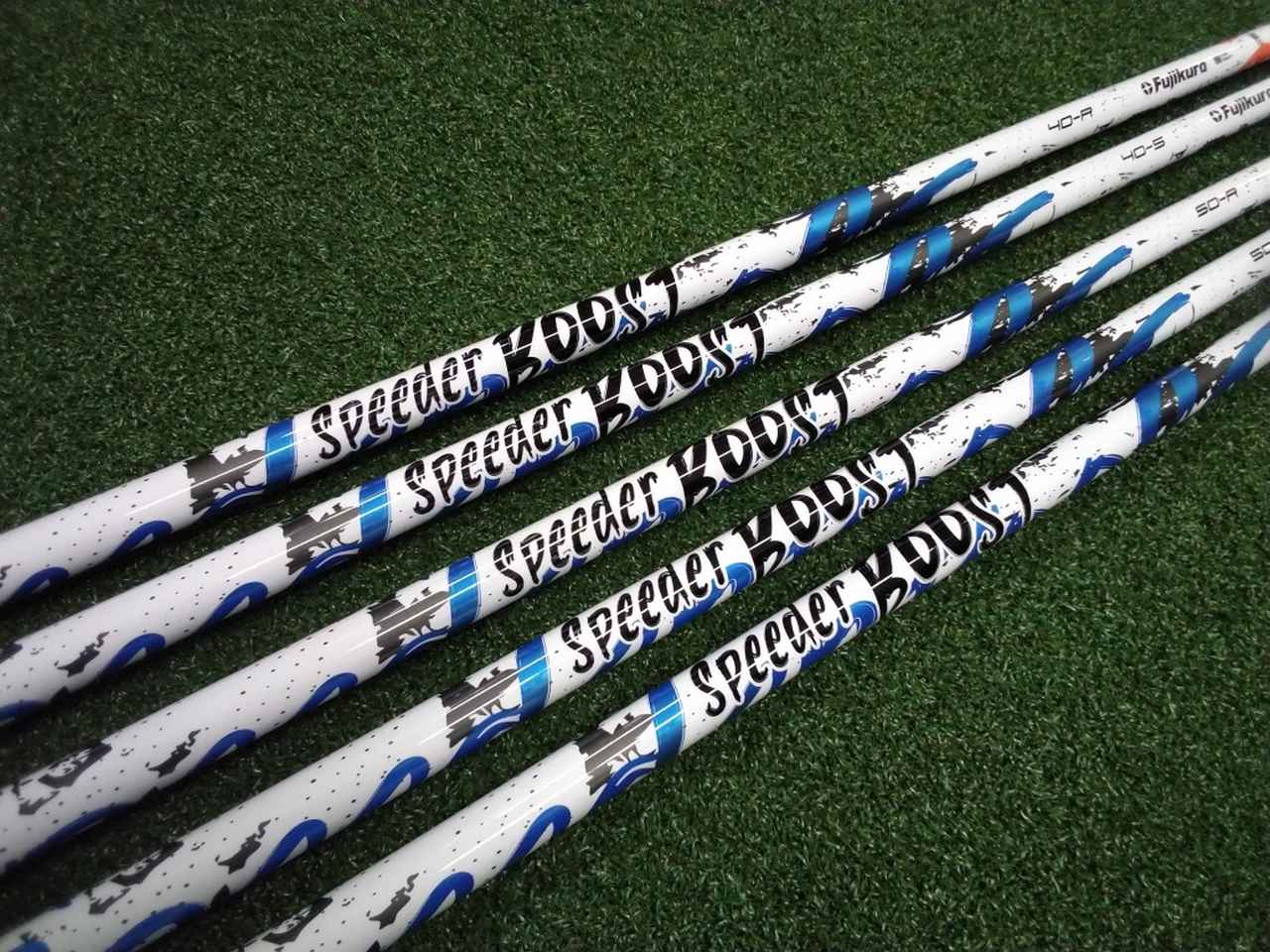 画像: 外観はホワイトのシャフトカラーにSPEEDER BOOSTのロゴを配した斬新なデザインを採用。