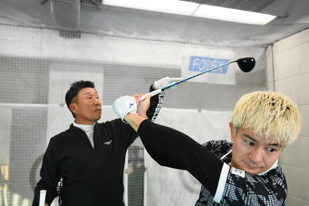 画像: シャフトの柄が見えるくらいトップの『間』がある!? シニアプロ・奥田靖己のHSを43→49m/sに引き上げた、ドラコンプロ・松本一誠の“タイミング重視”スウィングとは? - みんなのゴルフダイジェスト