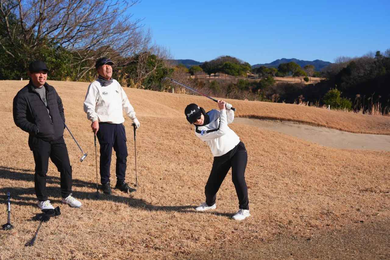 画像: 奥田は笑いながら「コケるついでにボールに当たったみたいな感じや」と話す