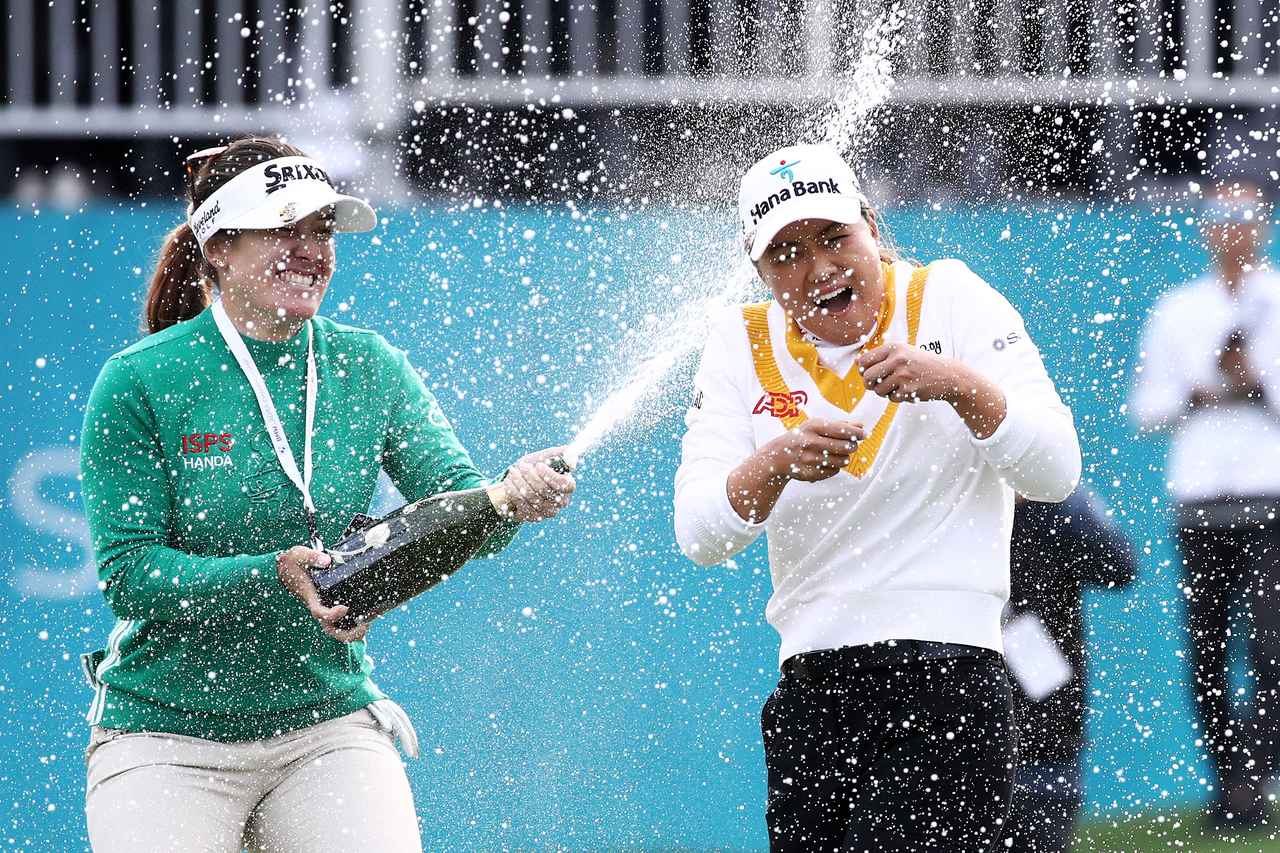 画像: 23年「BMW女子選手権」でミンジー・リーが優勝したときに誰よりも早くシャンパンシャワーをしたのが花・グリーンだった（PHOTO/Getty Images）
