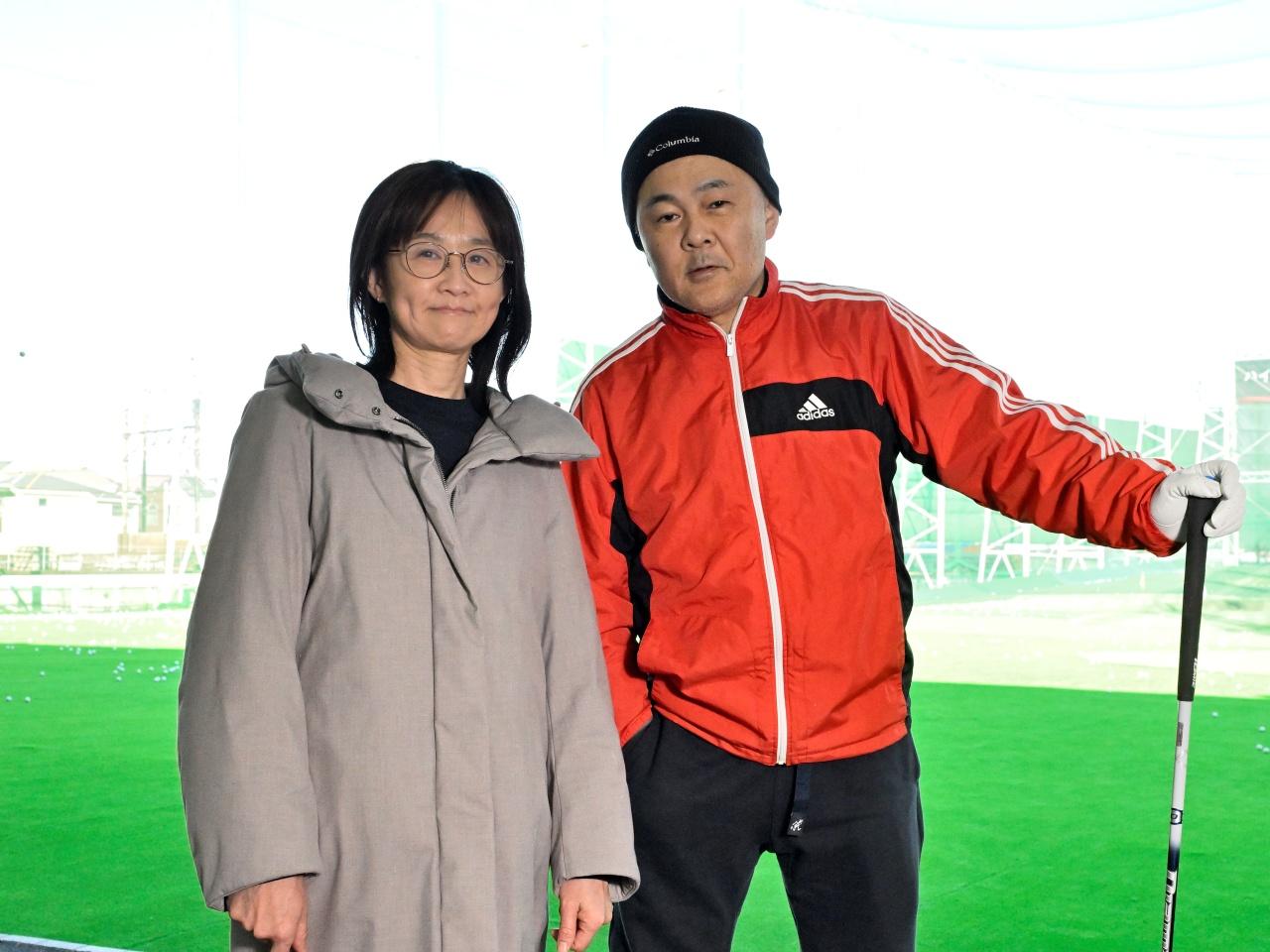 画像: 小原さんご夫妻。奥さまは現在は運転担当。「右の視野が少し狭いので、運転させたくないんです」。夫婦円満の秘訣は「お互いが“流すこと”」。もうすぐ2サムラウンドも可能なのではないでしょうか