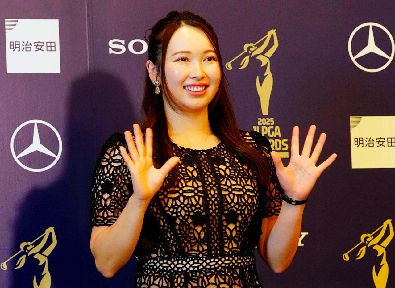 画像: 小祝さくらが「あみあみ」のヌーディドレスを披露! 「一発目はチョロ」アワードで練習再開を報告 - みんなのゴルフダイジェスト
