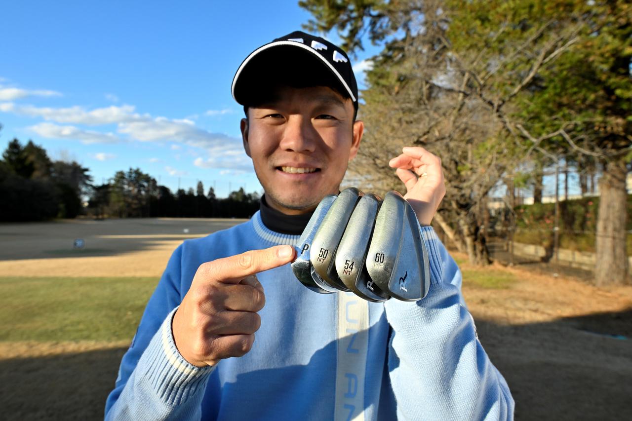画像: 月刊GD3月号の取材で「昔は60度1本でアプローチをしていたが、いまではウェッジだけでなく9Iや8Iも使うようになり、技のバリエーションが増えた」と浅地は話す(撮影/増田保雄)