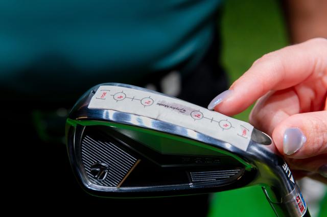 画像: 最後はソールの「当たり方」をチェックし、ライ、ロフト調整の必要性を確認