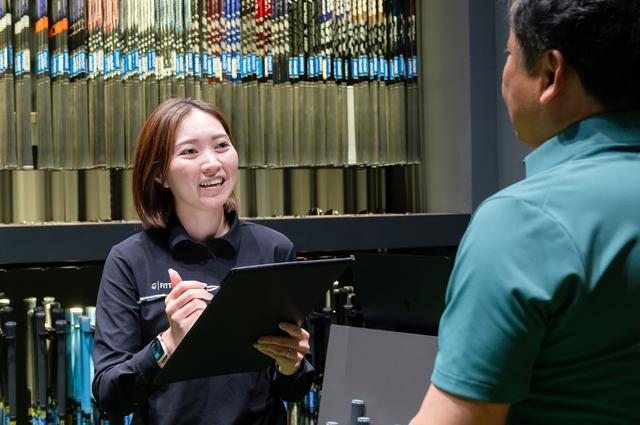 画像: テーラーメイド マスターフィッターの関野愛美さん。テーラーメイドのフィッティング理論とメソッドを習得。まずは丁寧なカウンセリングから