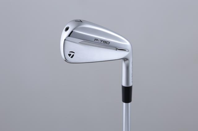 画像: 「P790」アイアン。番手別に重量や形状の異なるタウングステンウェイトを内蔵、最適な重心設計が施されている。中空構造ながら「SPEEDFOAM™ AIR」を充填することで心地よい打感も実現