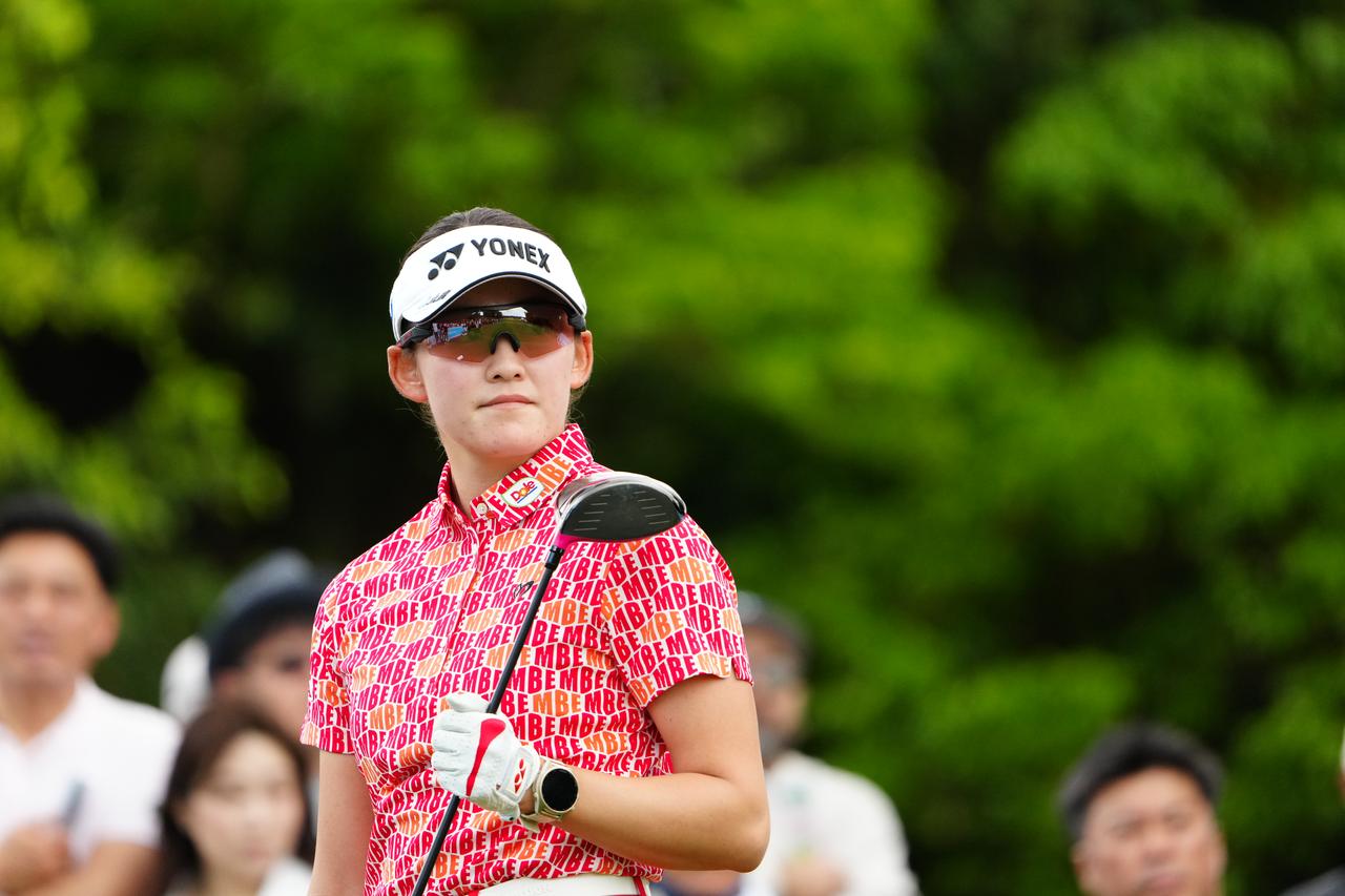 画像: ティーショット後の岩井千怜(撮影/岡沢裕行)