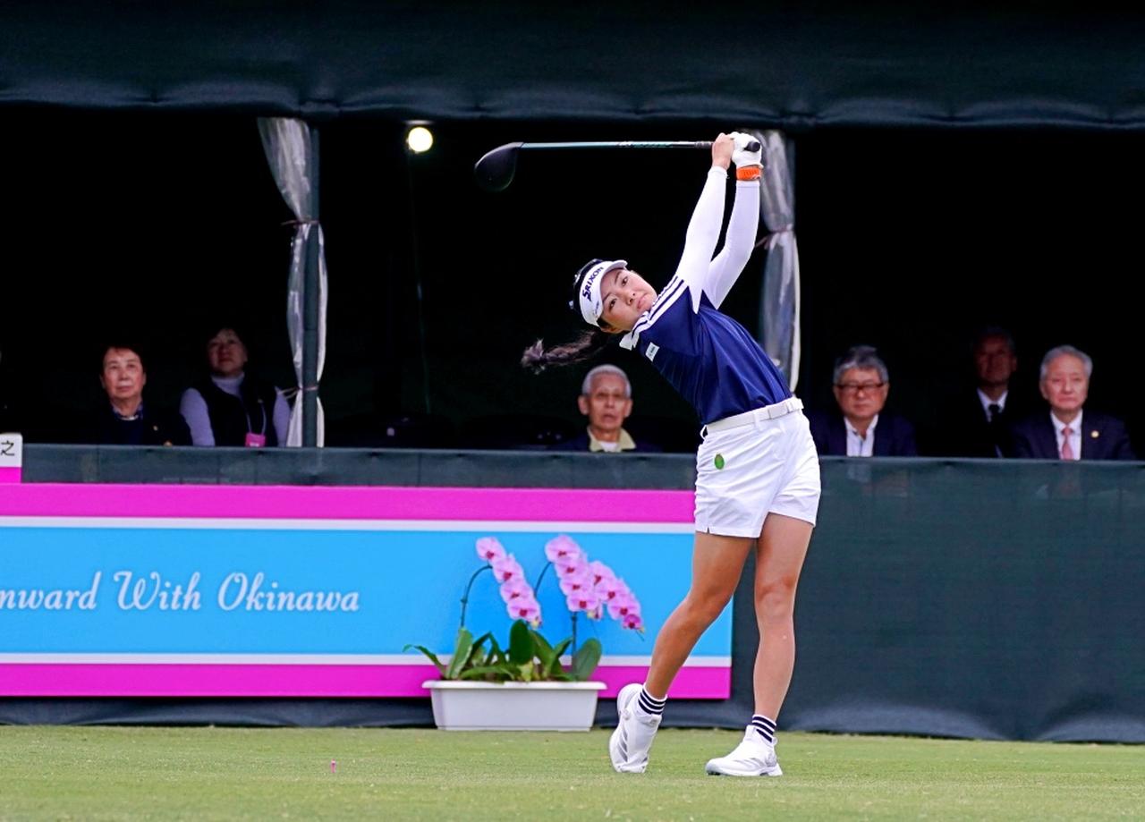 画像 : 10番目の画像 - 女子ツアー開幕の第1打を放つ吉﨑マーナのドライバーショット【連続写真】 - みんなのゴルフダイジェスト