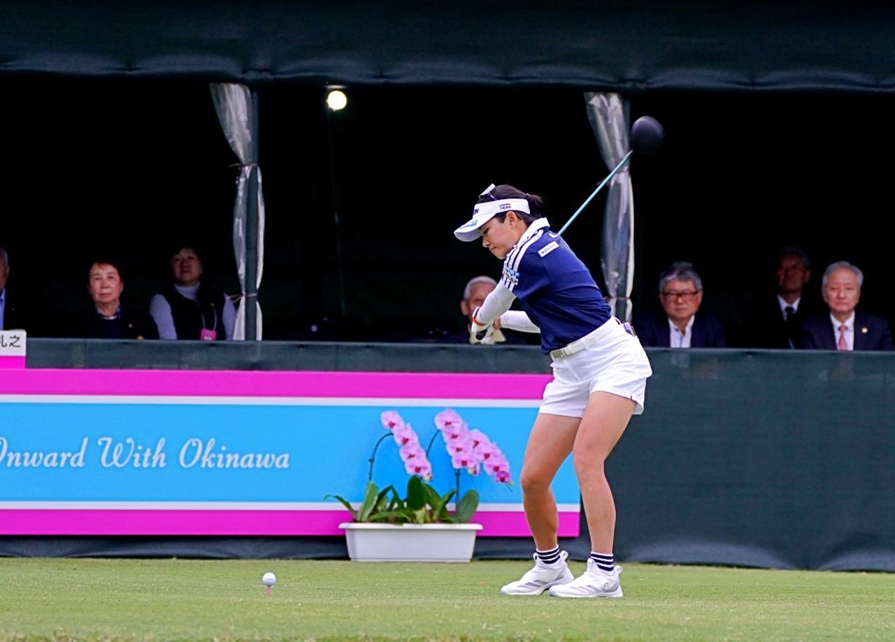 画像 : 6番目の画像 - 女子ツアー開幕の第1打を放つ吉﨑マーナのドライバーショット【連続写真】 - みんなのゴルフダイジェスト